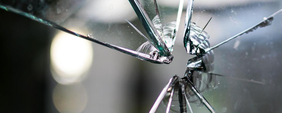 Das Bild zeigt eine gesplitterte Glasscheibe.