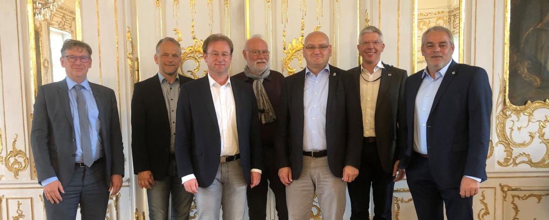 Das Foto zeigt bei der Besprechung bei der Regierung von Schwaben (von links) Landrat Stefan Rößle, Wasserwachts-Vorsitzenden Michael Haller, MdL Wolfgang Fackler, Günther Wild (Städtebau) sowie die Bürgermeister Martin Paninka (Asbach-Bäumenheim), Veit Meggle (Mertingen) und Franz Moll (Oberndorf). 