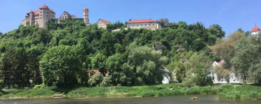 Schloss Harburg vom Wörnitzstrand aus fotografiert. 