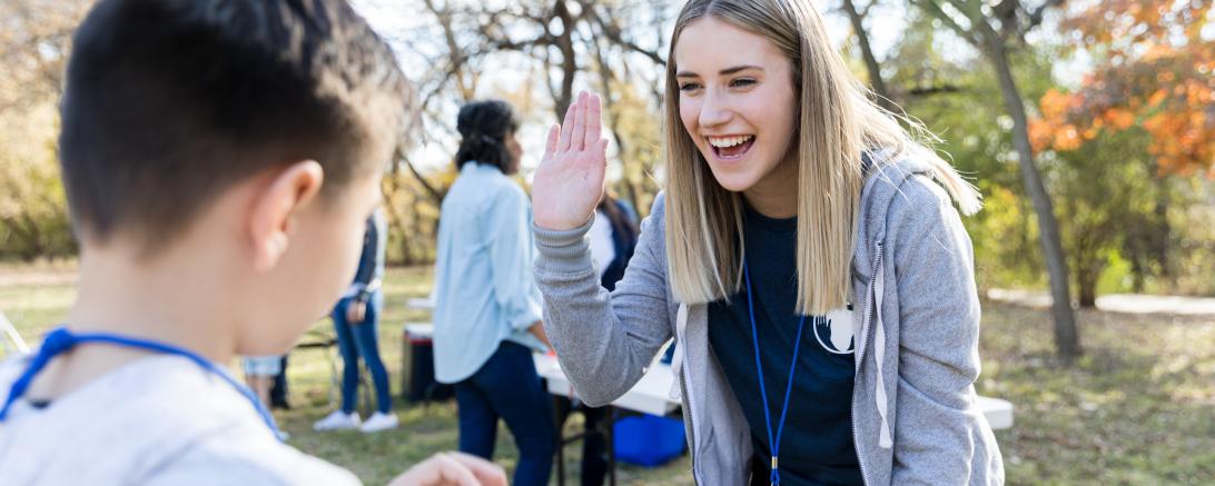 Das Bild zeigt eine Jugendsozialarbeiterin.