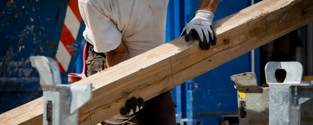 Das BIld zeigt einen Bauarbeiter bei der Arbeit.