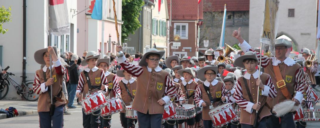Das Bild zeigt einen Umzug während des Stabenfestes.