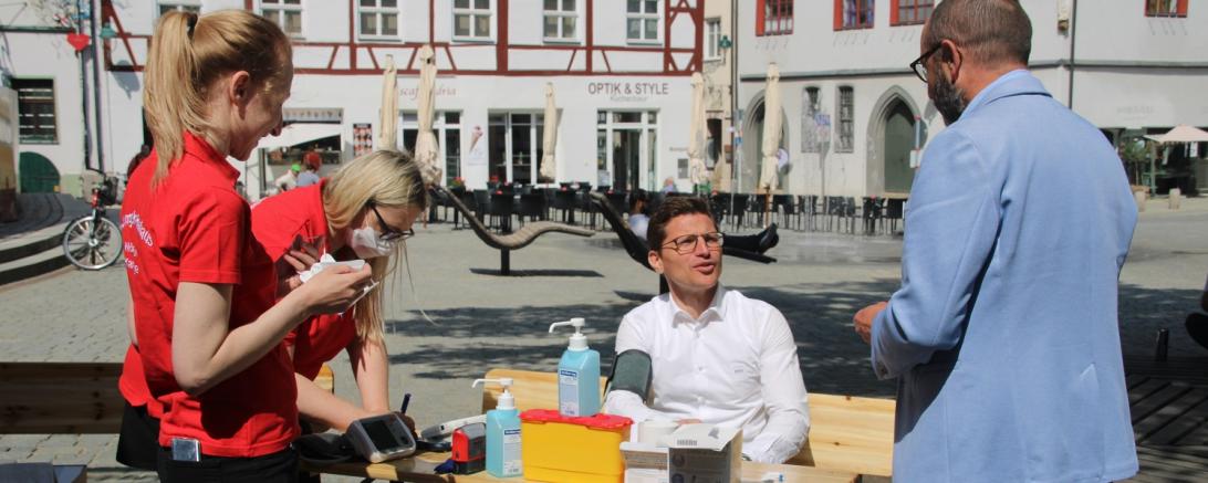 Das Bild zeigt Oberbürgermeister David Wittner bei der Blutdruckmessung