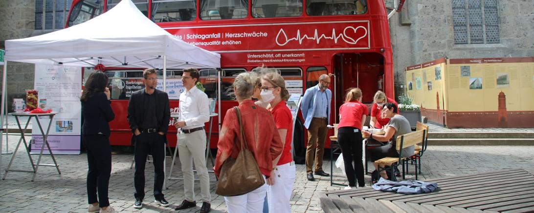 DAs Bild zeigt den Info-Bus der Gesundheitsinitiative „Herzenssache Lebenszeit“ Nördlingen