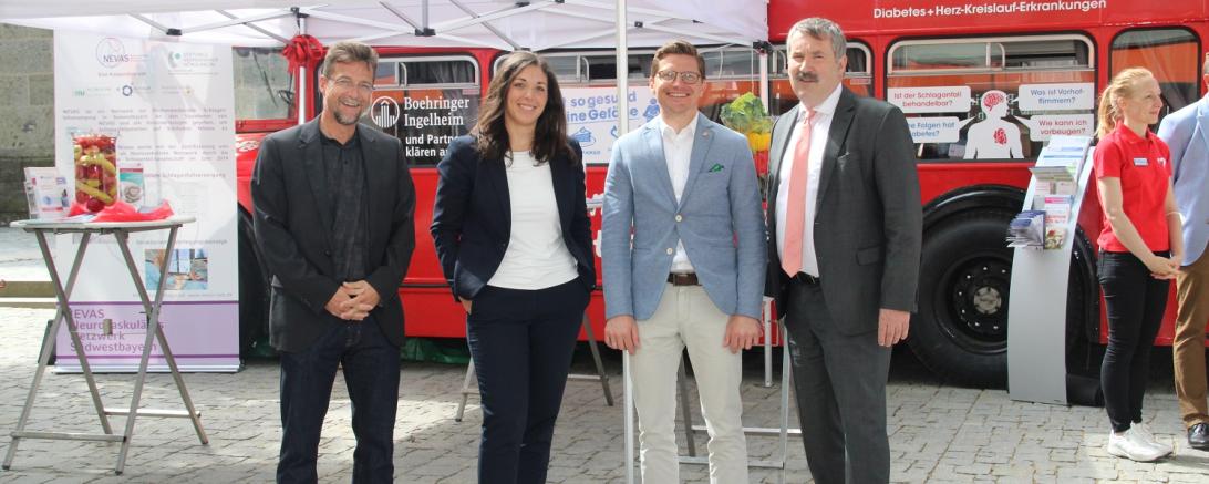 Das Bild zeigt (von links nach rechts) Chefarzt und Herzspezialist des Nördlinger Stiftungskrankenhauses, Professor Dr. Bernhard Kuch, Kathrin Woratsch (gKU-Vorstand), Nördlingens Oberbürgermeister David Wittner und Jürgen Busse (gKU-Vorstandsvorsitzender).