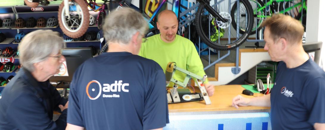 Das Bild zeigt Toni Uhl mit seiner Codier-Maschine.