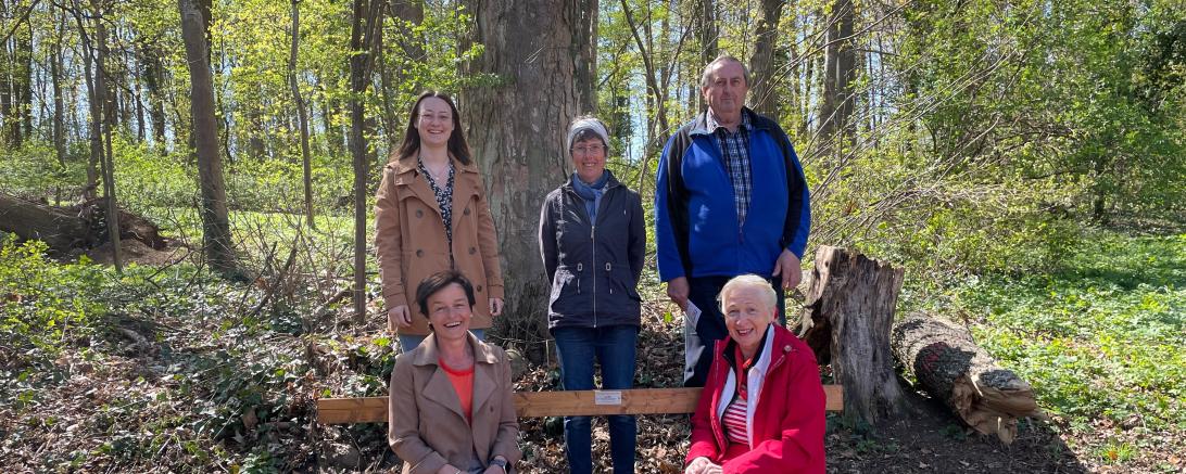 Das Bild zeigt eine Ruhebank mit dem Hinweisschild.