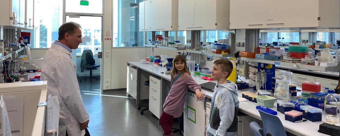Auf dem Bild sind Prof. Paul Pfluger, Alessandra und Henry im Labor des IDO zu sehen.