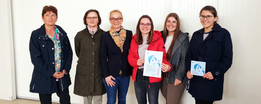 Das Bild zeigt die Urkundenübergabe an die Oettinger Brauerei