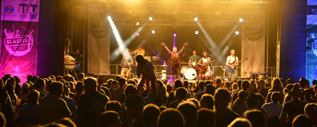 Das Bild zeigt ein Konzert während dem Blasius.