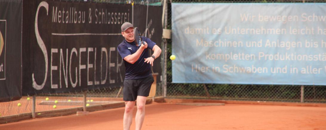 Das Bild zeigt einen Spieler des TC Bäumenheim.