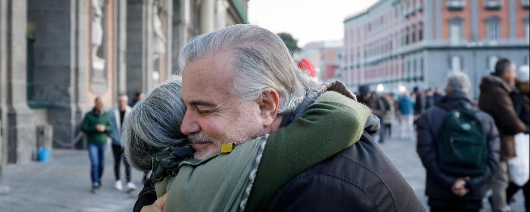 Das Bild zeigt zwei Menschen, die sich umarmen.