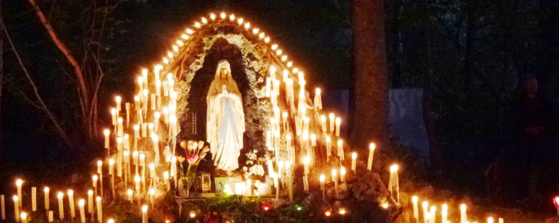 Das Bild zeigt eine Lichterprozession.