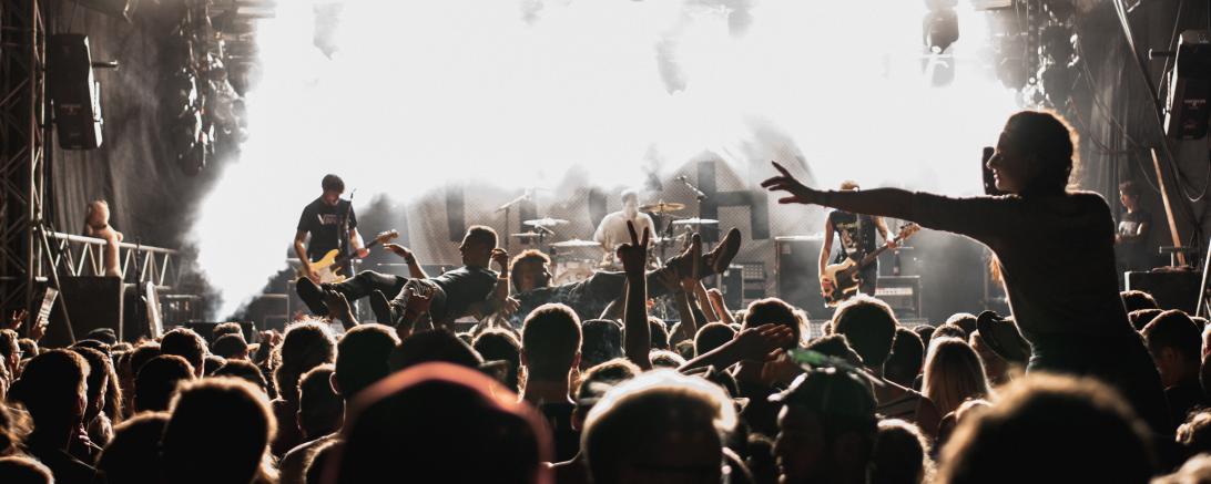 Blick auf eine Bühne vom Zuschauerraum. 