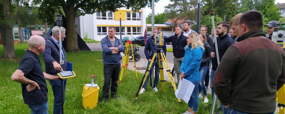 Das Bild zeigt den Vermessungstag der Fritz-Hopf-Technikerschule.