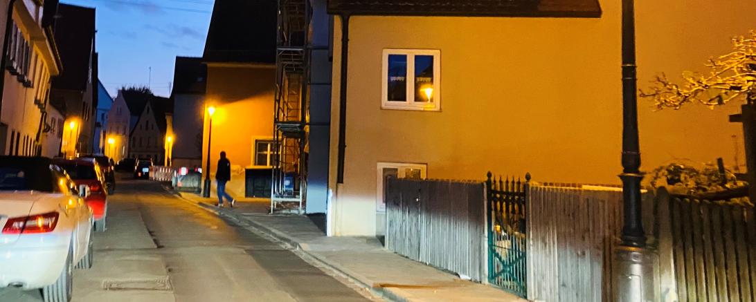 Das Bild zeigt die neuen Laternen in der Herrengasse.