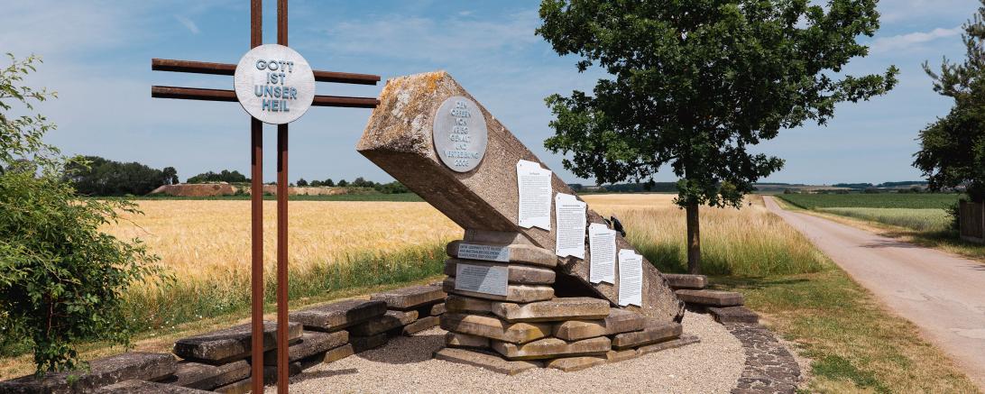 Zu sehen ist die Gedenkstätte auf dem Flugplatz Heuberg. 