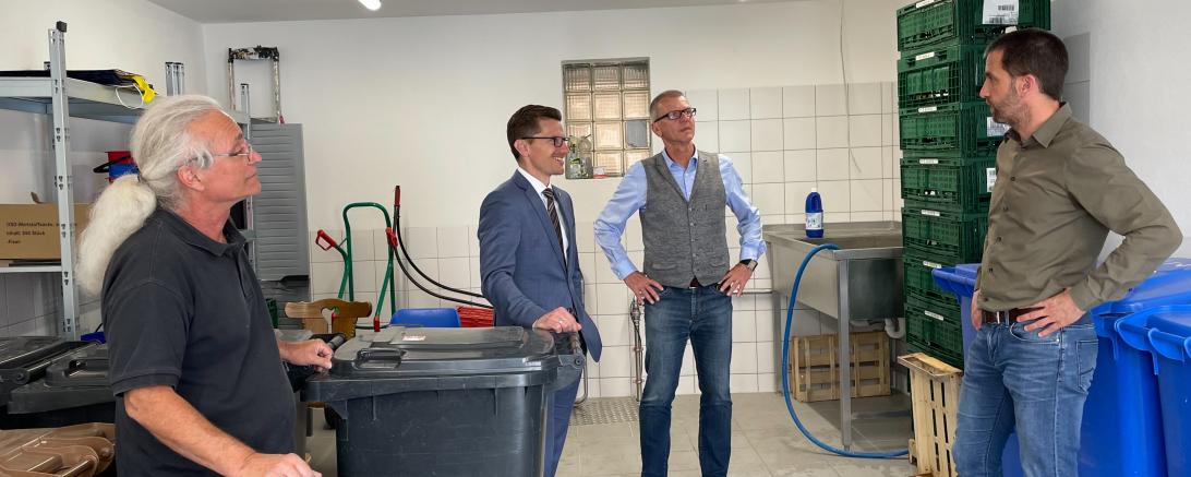 Um sich selbst ein Bild vom Baufortschritt zu machen, besuchte Oberbürgermeister David Wittner die Räume, in denen schon bald ehrenamtlichen Helfer Lebensmittel für den Verkauf im CaDW aufbereiten können