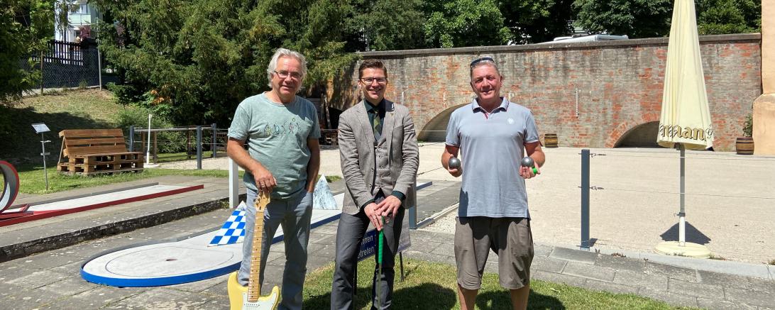 Freuen sich auf Minigolf und Boule bis Mitternacht: Musiker „Lande“, Oberbürgermeister David Wittner und Betreiber Ralf Kluge