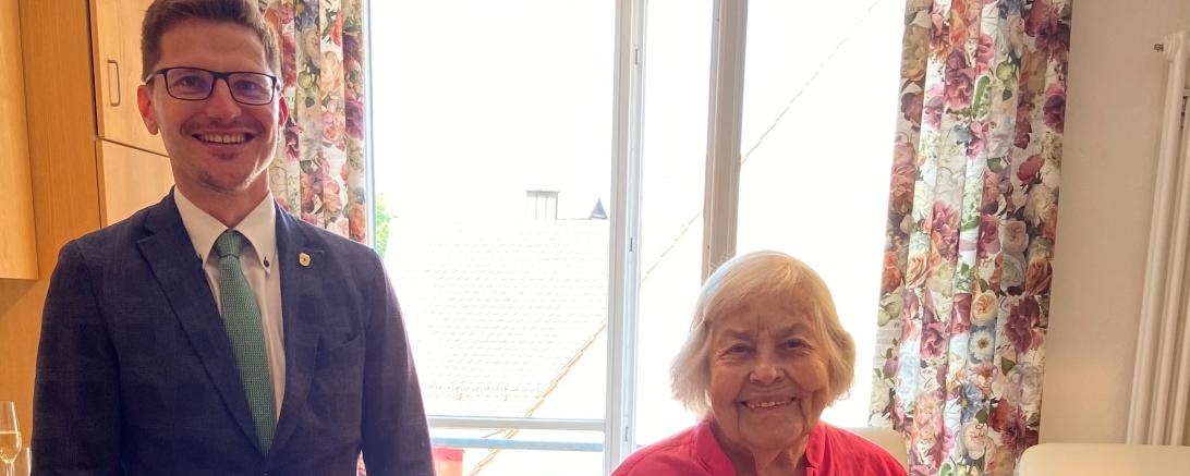 Zum 100. Geburtstag gratulierte Oberbürgermeister David Wittner der Nördlingerin Edeltraud Herzog sehr herzlich. 