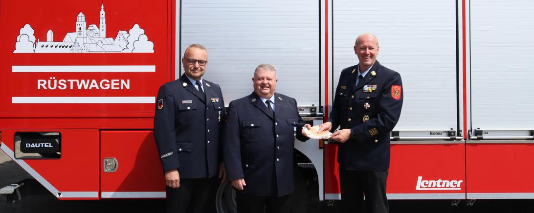 Stecker (links) und Zobel (rechts) bedanken sich bei Moos (Mitte) und nehmen das Geld entgegen.