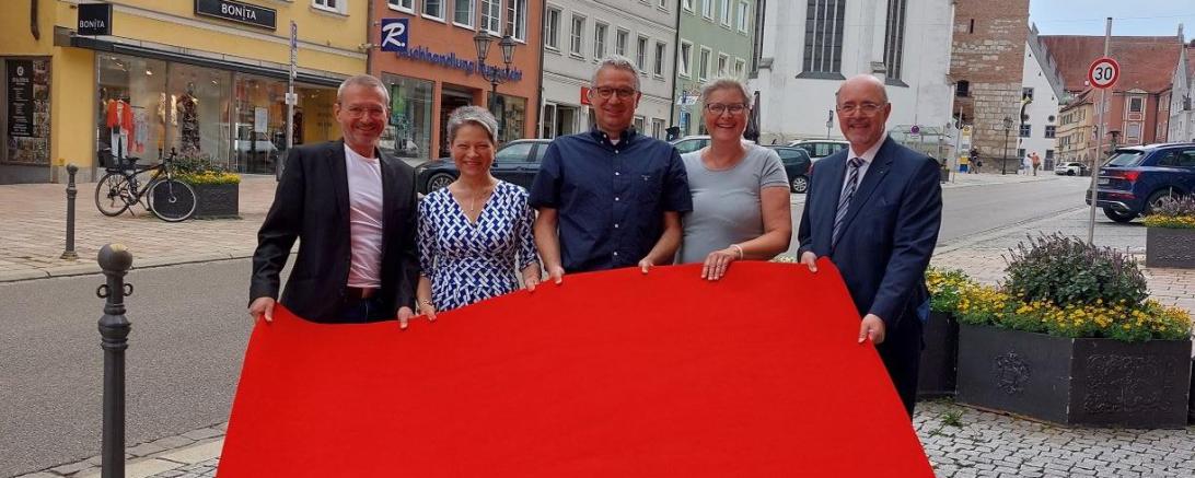 Auf dem Foto ist der CID Vorstand mit einem roten Teppich zu sehen. 