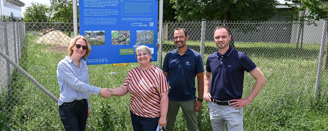 Das Bild zeigt : (v.l.n.r.) Karin Frank (LEW), Bürgermeisterin Anita Ferber, Andreas Hurler (LEW) und Matthias Fink (LEW) freuen sich über die gelungene Umsetzung des Insektenhabitats. Gekennzeichnet ist das Areal durch eine Infotafel.