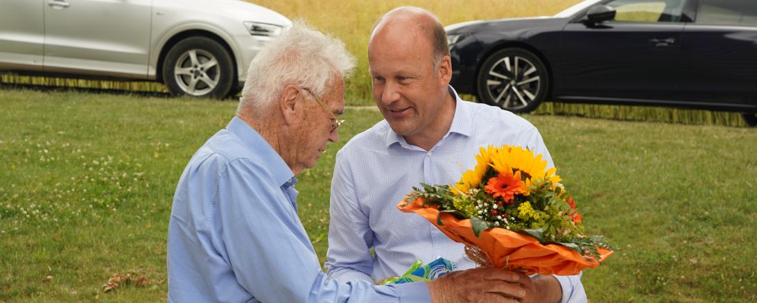 Übergabe 7-Schwaben-Medaille und Blumenstrauß an Siegfried Denzel. 