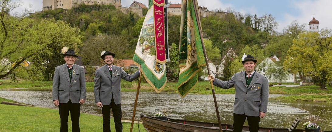 Harburger Schützen halten Fahnen vor der Burg. 