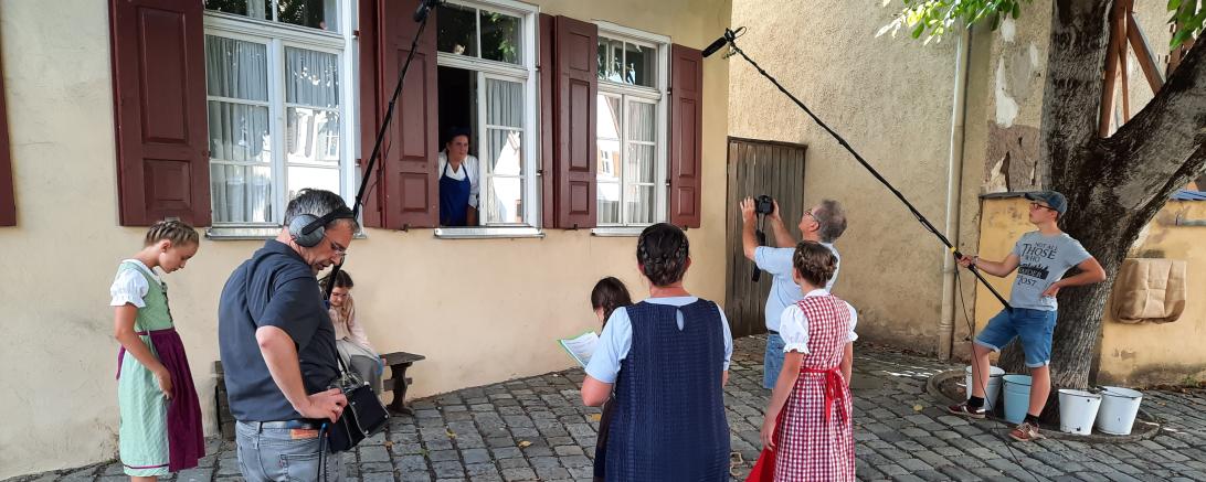 Die Uraufführung von „Distelkinder“ (einem Musical von Henrike Thies-Gebauer) feiern die Mädchen und Jungen der Kinderkantorei mit ausgewähltem Premierenpublikum am Sonntag, 19. Juni 22, um 15 Uhr im Gemeindezentrum St. Georg.