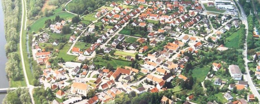 Luftbild der Gemeinde Tapfheim. 