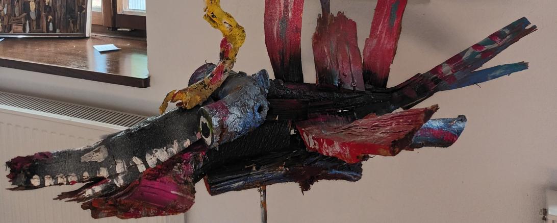 Zu sehen ist eine bemalte Holzskulptur.