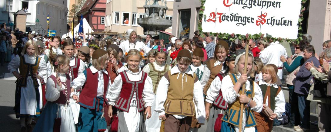Kinder beim Umzug am Stadtmauerfest 