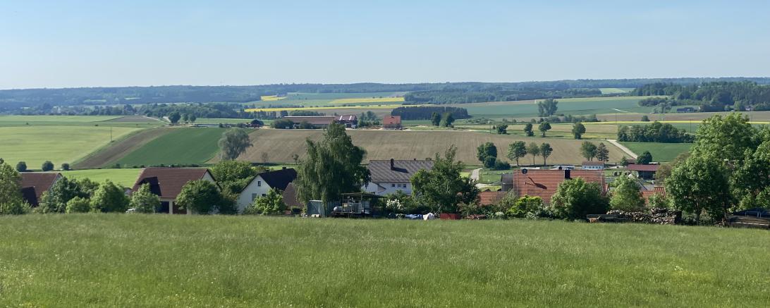 Blick vom Aufhausener Berg auf Forheim. 