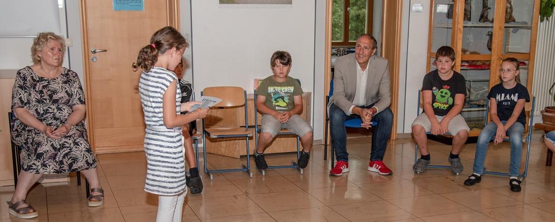 Christoph Schmid in der Grundschule Megesheim. 