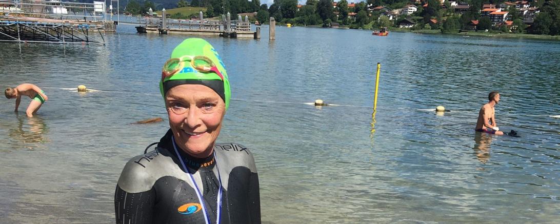 Claudia Koch mit Medaille vor dem Tegernsee. 