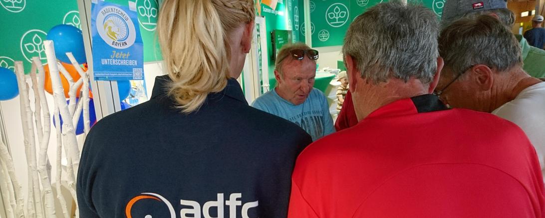 ADFC zu Gast am Stand der AOK auf der RVA Nördlingen. 