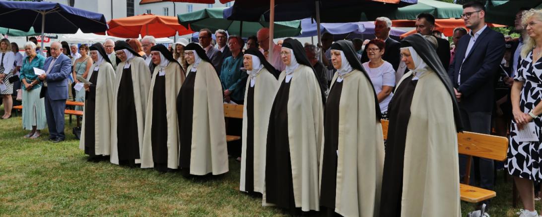 Das Bild zeigt die Feierlichkeiten zum 350. Jubiläum des Wemdinger Klosters.