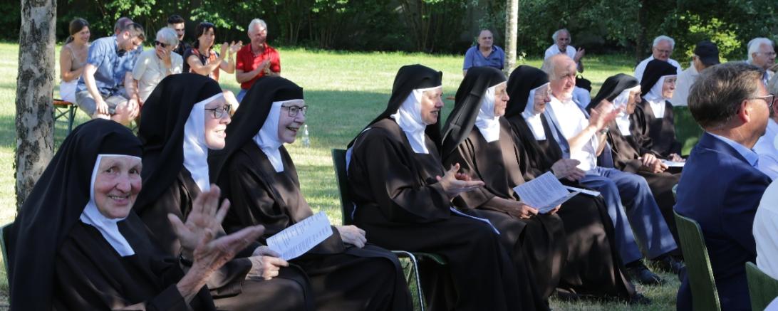 Zu sehen sind einige Karmelitinnen und andere Besucher auf dem Kirchweihfest der Klosterkirche Wemding.
