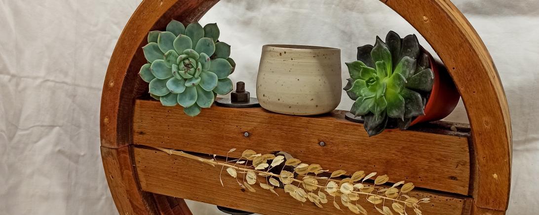 Zu sehen ist handgefertigte Keramik von Eva Schneid. 