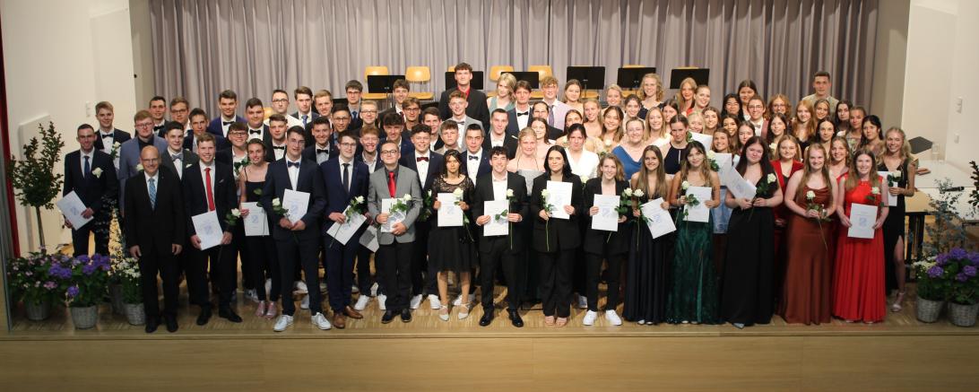 Zu sehen sind die 84 Abiturienten am THG Nördlingen. 