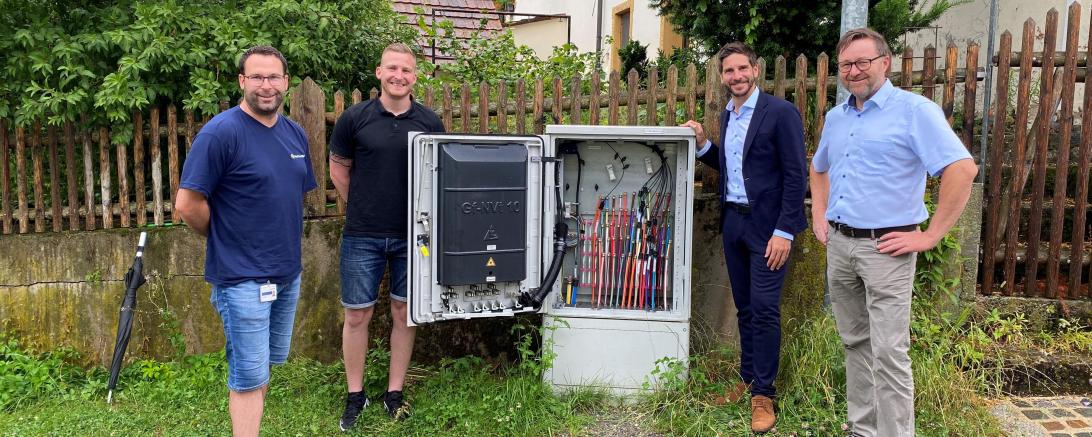 Gerd Mayer, Marco Fischer, Danyel Atalay und Huber Schurrer vor einem Stromkasten.  