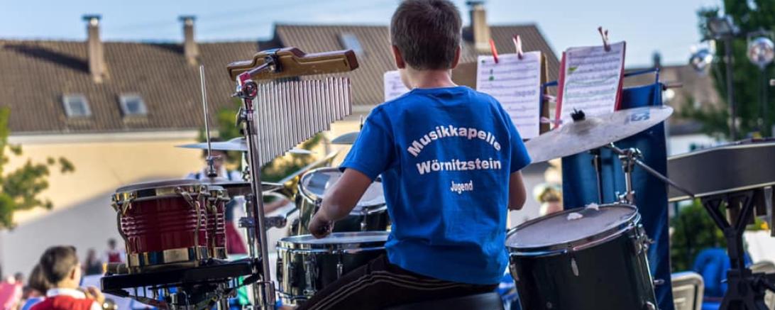 Zu sehen ist ein Mitglied der Musikkapelle Wörnitzstein vor dem Schlagzeug. 
