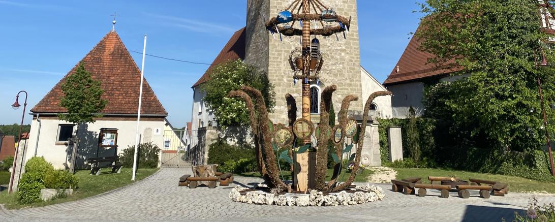 Kirche und Maibaum Forheim.