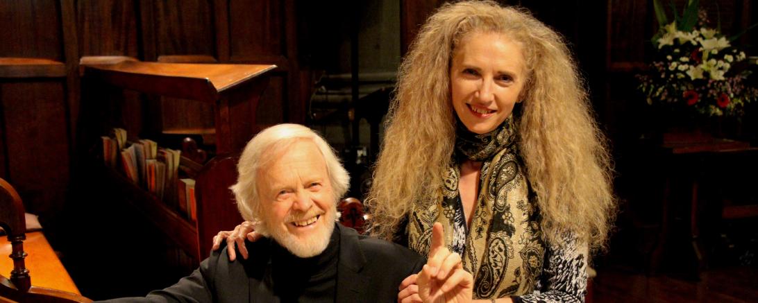 Zu sehen sind Liz Anderson und Douglas Lawrence. 