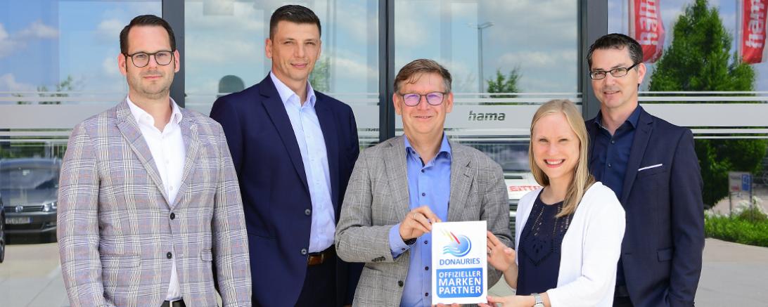 Überreichung des Markenpartnerschildes. 