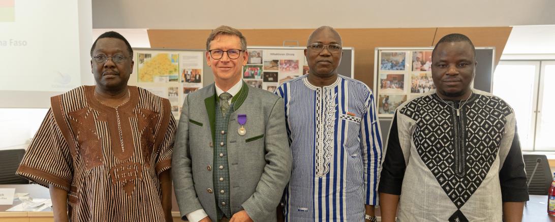 Die Delegation aus Burkina Faso mit Stefan Rößle. 