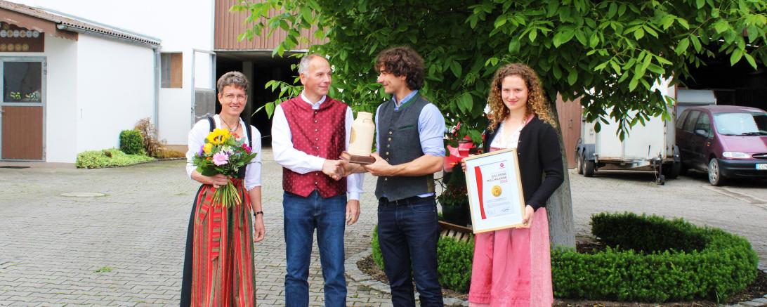 Übergabe der Goldenen Milchkanne an Josef Bissinger. 