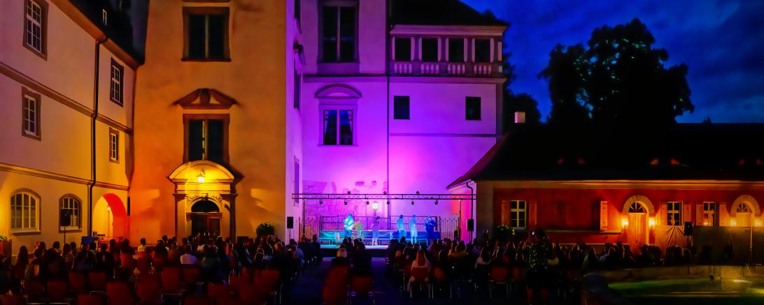 Poetry Slam im Oettinger Schlosshof. 