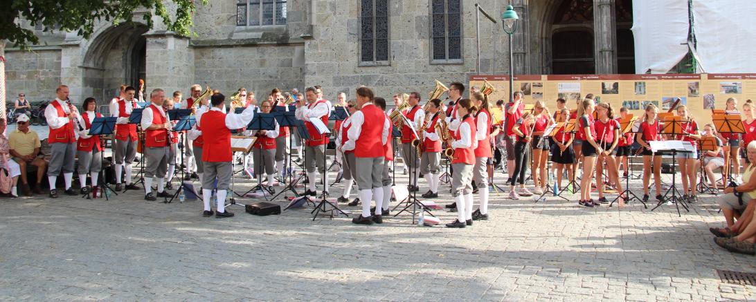 Zu sehen sind die Stadtkapelle und die Junge Stadtkapelle auf dem Nördlinger Marktplatz. 
